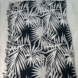 Jaguar Hombre black and white leaf print sarong made in Peru